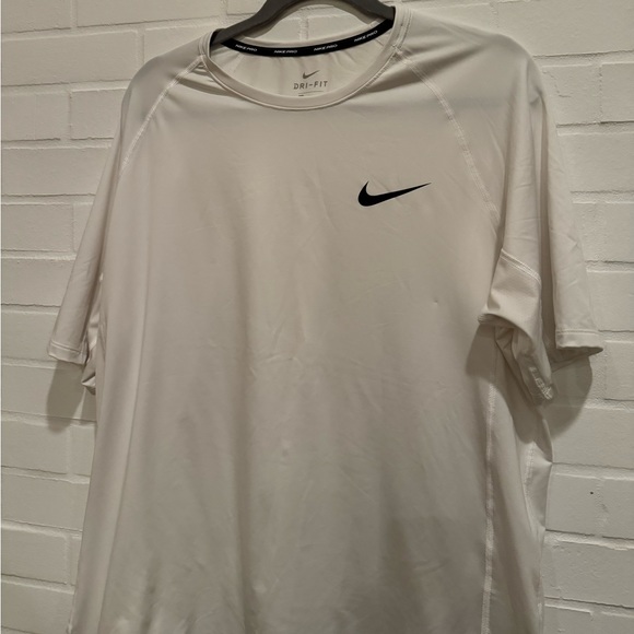 Nike Men’s White Short Sleeve Shirt - Picture 2 of 6